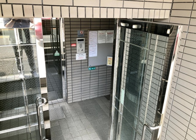 【エントランス】 | ワコーレ町田 | マンションのエントランスには、もともと風よけや防犯の役割がありますが、マンションによって宅配ボックスなどの設備が備わっている所もあります。日々の生活をイメージしながら生活しやすさをチェックしましょう。