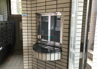 【受付】 | ワコーレ町田 | 受付はマンションコンシェルジュがいる場合もあれば、管理人が滞在する小部屋を総称して呼ぶことがあります。主にエントランスに設置されていることから、防犯面でも期待ができます。防犯設備がない場合はより安心！