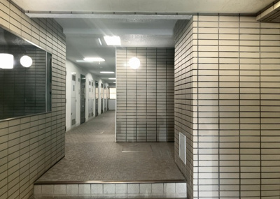 【ロビー】 | ワコーレ町田 | ロビーというと、エントランスと何がちがうの？と思いますよね。実はロビーとエントランスには明確な決まりはありません。物件によっては、エントランスを入って広がるある程度の広さのある空間がロビーとなります。