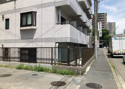 【現況写真】 | ワコーレ町田 | 道幅が広い場所は日当たりや風通が良好です。幅が広いのですれ違いも可能ですし大きな車でも駐車可能！一方で、大型車が通ることも多くなるため交通量の増加により騒音に繋がります。また土地の値段が高くなります。