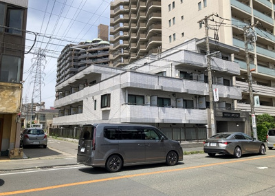 【外観】 | ワコーレ町田 | 外観はマンション管理がされているかの目安になります。築年数が古いと、壁面は劣化してひび割れが生じることも！建物が古びていても細かいところが修繕されていると、きちんと管理されているなぁと感じるでしょう。