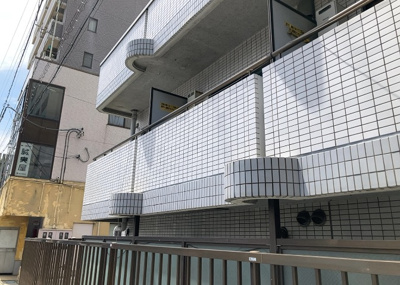 【バルコニー】 | ワコーレ町田 | 一般的なバルコニーは、奥行1.5ｍ程ですが、ワイルドバルコニーは2ｍまで広がっています。そのため洗濯物の間隔をあけ干すことができ、乾きやすいというメリットや、ガーデニングが楽しめる等の特徴があります。