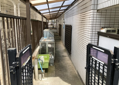 【駐車場】 | ワコーレ町田 | 車一台あたりに必要なスペースは、標準サイズの普通自動車で横幅2m50cm、長さ5mは必要になります。ただし、乗降のことも考慮して横幅3m30cm、長さ5m50cmほどは確保できるところを選びましょう。