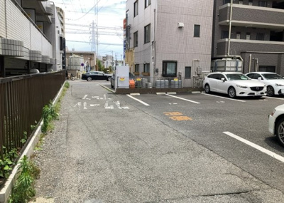 【駐車場】 | ワコーレ町田 | 駐車場と明記されていても、最小スペースでつくられた駐車場だと大型車は駐車できなかったり、出入りしにくくなったりする可能性があります。お車のサイズと購入したい物件の駐車場のサイズを現地で確認しましょう。