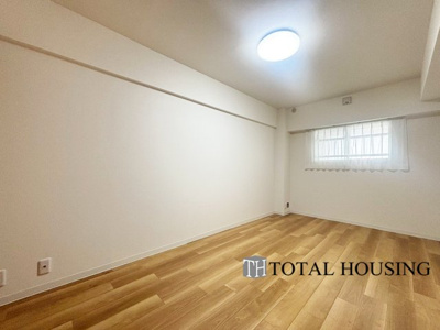 【洋室】 | おおやちビレジ一号棟 | 洋室　約7.5帖
広々とした居住空間は日々の暮らしを彩り、心のやすらぎと満足感を与えてくれます。通風と採光を考慮した設計は子供たちはのびのび育ち、家族でくつろぎと団らんを生み出します。