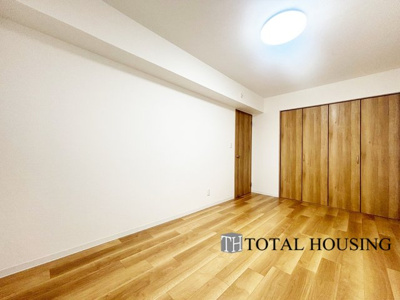 【洋室】 | おおやちビレジ一号棟 | 洋室　約7.5帖
広々とした居住空間は日々の暮らしを彩り、心のやすらぎと満足感を与えてくれます。通風と採光を考慮した設計は子供たちはのびのび育ち、家族でくつろぎと団らんを生み出します。