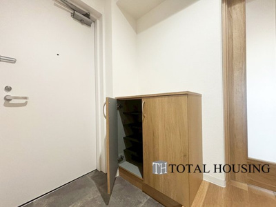 【玄関】 | おおやちビレジ一号棟 | 住まう人も来客も入った時にワクワクさせてくれるオシャレな玄関♪
収納もたっぷりあるので、靴がたくさんあっても安心！
気持ちの良い朝は、毎日ここからスタートしていきます♪