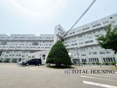 【外観】 | おおやちビレジ一号棟 | 流行に左右されず、将来にわたって価値が継続する「上質」な佇まい。親しみやすさが暮らしを豊かにしてくれる住空間です。