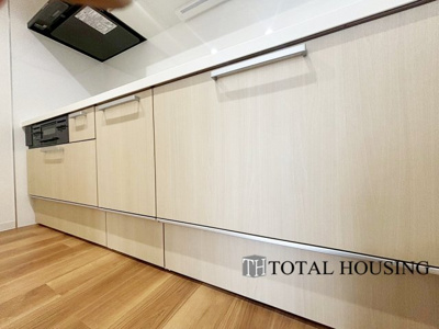 【キッチン】 | おおやちビレジ一号棟 | LDKを広く使え、料理に集中することができる壁付けタイプのキッチンです。上下に収納が設けられ、調理用品や食器類をすっきりと収納できます◎