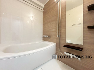 【浴室】 | おおやちビレジ一号棟 | アクセントパネルで落ち着きのある雰囲気を演出したバスルーム♪毎日の疲れを癒やすバスタイムをお楽しみ下さい！