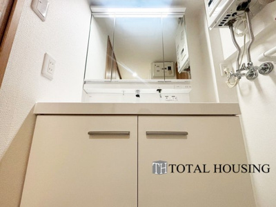 【独立洗面台】 | おおやちビレジ一号棟 | 一日の始まりの朝、歯磨きをしたりメイクや髪をセットしたり・・・使いやすさが考えられた3面鏡です♪シャワー付水栓で洗面台でのシャンプーや毎日の掃除に大変便利ですね♪