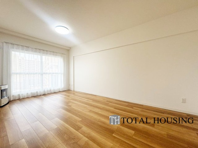 【居間・リビング】 | おおやちビレジ一号棟 | 南西向きに大きく開いた窓からは、明るい陽射しが射し込みます。
爽やかな風が吹き抜ける心地良いリビングには、自然と家族が集まります。