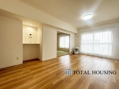 【居間・リビング】 | おおやちビレジ一号棟 | ご家族みんなで長い時間を過ごすリビングは一番居心地のいいものであって欲しいですね。開放感のある広々リビングに光と風を呼び込みます。収納も多く快適な住空間を実現します。