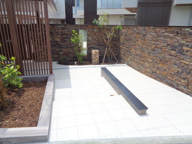 藤沢市円行の賃貸マンションのエントランス|エントランスアプローチ
