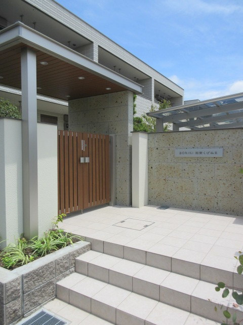 藤沢市本鵠沼４丁目の賃貸マンションのエントランス