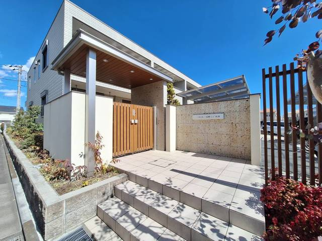 藤沢市本鵠沼４丁目の賃貸マンションのエントランス