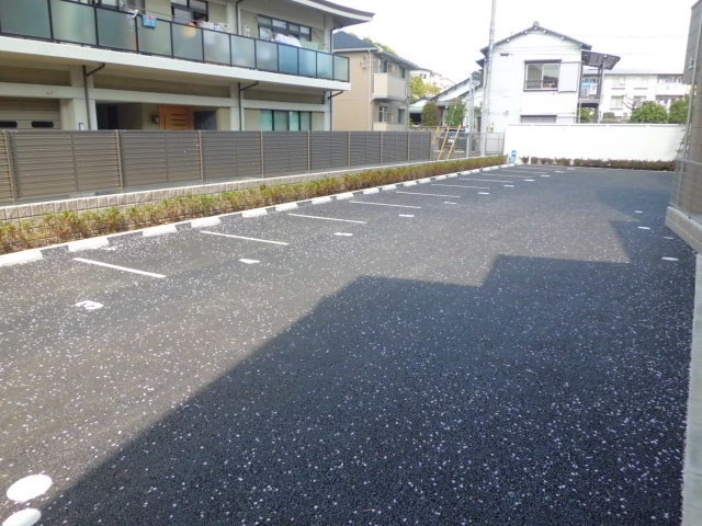 横浜市戸塚区名瀬町の賃貸マンションの駐車場|ゆったりした駐車場スペース