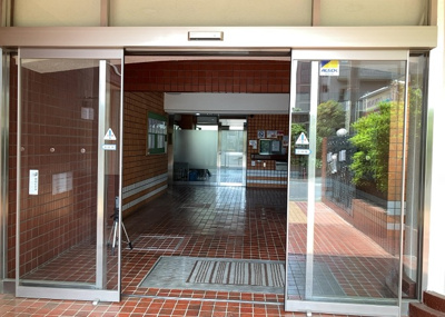 【エントランス】 | スターハイツ相模大野駅前 | マンションのエントランスには、もともと風よけや防犯の役割がありますが、マンションによって宅配ボックスなどの設備が備わっている所もあります。日々の生活をイメージしながら生活しやすさをチェックしましょう。