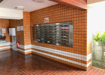 【設備】 | スターハイツ相模大野駅前 | エントランス付近に設置されている集合ポストは、住んでいる部屋と離れているため、ポストをあさるなど誰かに何かされていても被害に気づきにくいです。入居する時には他人に特定されにくい番号で鍵をかけましょう！