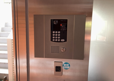 【防犯設備】 | スターハイツ相模大野駅前 | 当然のことではありますが、オートロックやセンサーライト、ホームセキュリティーなどの防犯設備があれば、小さいお子様がいるご家庭も安心ですよね！まず物件購入の際は、防犯設備もチェックするようにしましょう。