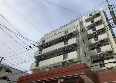 【バルコニー】 | スターハイツ相模大野駅前 | 一般的なバルコニーは、奥行1.5ｍ程ですが、ワイルドバルコニーは2ｍまで広がっています。そのため洗濯物の間隔をあけ干すことができ、乾きやすいというメリットや、ガーデニングが楽しめる等の特徴があります。