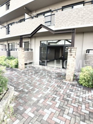 【エントランス】 | リバーサイドオオスカ | 清潔なエントランスです