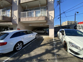 【駐車場】 | マンションの駐車場スペース。空きの有無や駐車料金、サイズ規定などについては、改めてお問い合わせください。～即日のご見学可能～　お問合せはお気軽にどうぞ。