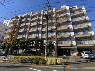 【外観】 | 手入れの行き届いた外壁やエントランスなど、「見ればわかる」レベルで清潔感を保ったマンションです。築年数を感じさせない姿で皆様をお出迎えします。～即日のご見学可能～　お問合せはお気軽にどうぞ。