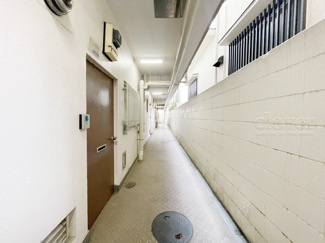 【その他共用部分】 | 共用廊下です。ここもきれいに清掃されています。周囲のお部屋の様子も、ぜひ伺ってみてください。～即日のご見学可能～　お問合せはお気軽にどうぞ。