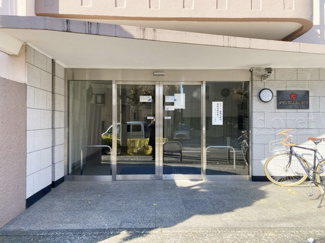 【エントランス】 | お客様を、そして住人を出迎えてくれるマンションのエントランス。ゴミが落ちていないことからも、管理状態の良さや住民の節度の高さが見て取れます。～即日のご見学可能～　お問合せはお気軽にどうぞ。