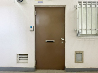【その他共用部分】 | 皆様をお迎えする、お部屋の玄関ドア。開けやすさや開放角度、ドアノブの操作しやすさや鍵の形状などを、現地で一度ご確認ください。～即日のご見学可能～　お問合せはお気軽にどうぞ。
