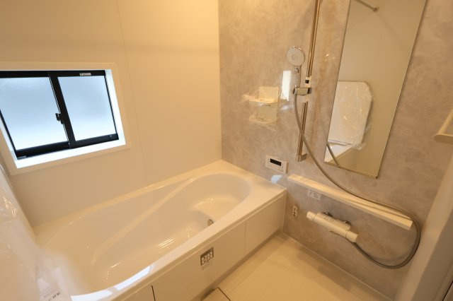 《仲介手数料無料》桜区西堀７丁目22-33(1号棟)新築一戸建てグラファーレの浴室|撮影日 2025年9月25日 13:00 晴れ