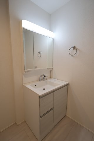 《仲介手数料無料》桜区西堀７丁目22-33(1号棟)新築一戸建てグラファーレの独立洗面台|撮影日 2025年9月25日 13:00 晴れ