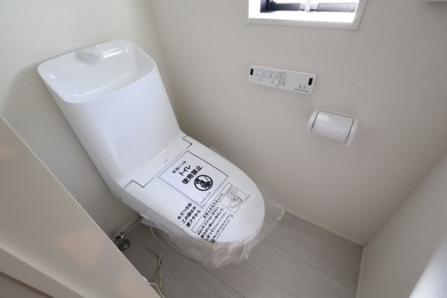 《仲介手数料無料》桜区西堀７丁目22-33(1号棟)新築一戸建てグラファーレのトイレ|撮影日 2025年9月25日 13:00 晴れ