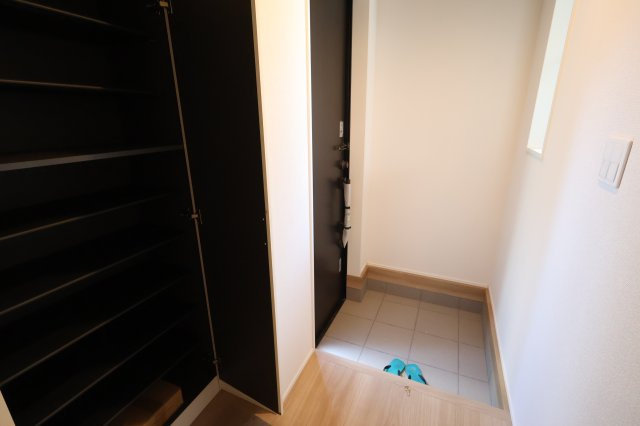 《仲介手数料無料》桜区西堀７丁目22-33(1号棟)新築一戸建てグラファーレの玄関|撮影日 2025年9月25日 13:00 晴れ