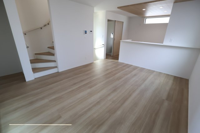 《仲介手数料無料》桜区西堀７丁目22-33(1号棟)新築一戸建てグラファーレの居間・リビング|撮影日 2025年9月25日 13:00 晴れ