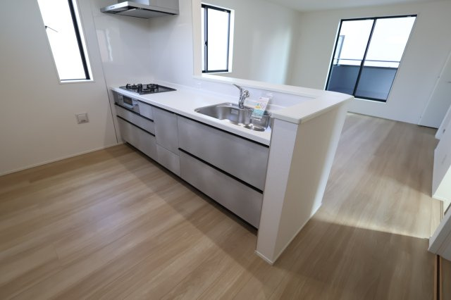 《仲介手数料無料》桜区西堀７丁目22-33(1号棟)新築一戸建てグラファーレのキッチン|撮影日 2025年9月25日 13:00 晴れ