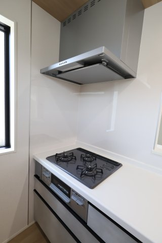 《仲介手数料無料》桜区西堀７丁目22-33(1号棟)新築一戸建てグラファーレのキッチン|撮影日 2025年9月25日 13:00 晴れ