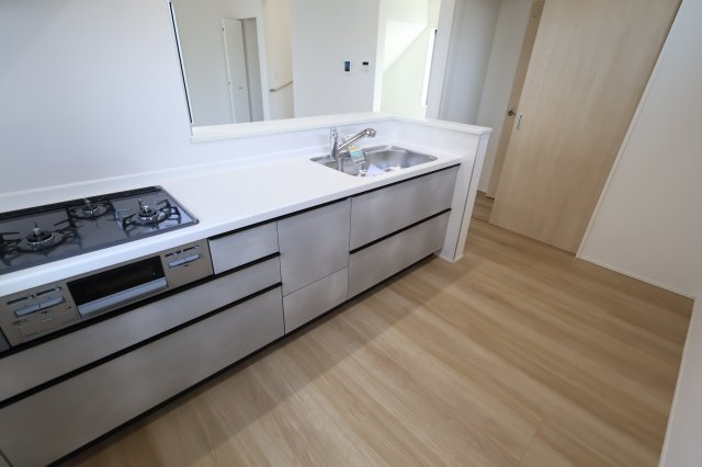 《仲介手数料無料》桜区西堀７丁目22-33(1号棟)新築一戸建てグラファーレのキッチン|撮影日 2025年9月25日 13:00 晴れ