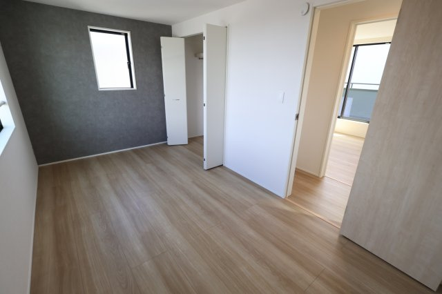 《仲介手数料無料》桜区西堀７丁目22-33(1号棟)新築一戸建てグラファーレの洋室|撮影日 2025年9月25日 13:00 晴れ