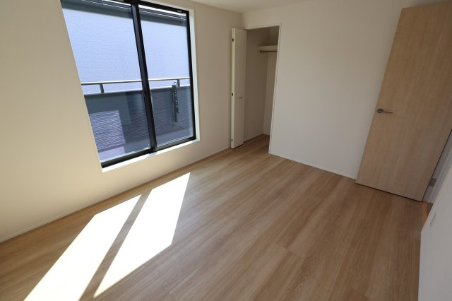 《仲介手数料無料》桜区西堀７丁目22-33(1号棟)新築一戸建てグラファーレの洋室|撮影日 2025年9月25日 13:00 晴れ