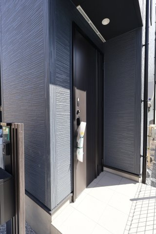 《仲介手数料無料》桜区西堀７丁目22-33(1号棟)新築一戸建てグラファーレの玄関|撮影日 2025年9月25日 13:00 晴れ