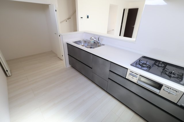 《仲介手数料無料》桜区西堀７丁目22-33(4号棟)新築一戸建てグラファーレのキッチン|撮影日 2025年9月25日 13:00 晴れ