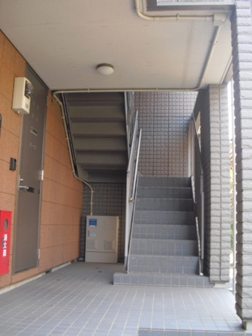 藤沢市菖蒲沢の賃貸マンションのロビー|２Ｆへの階段スペース