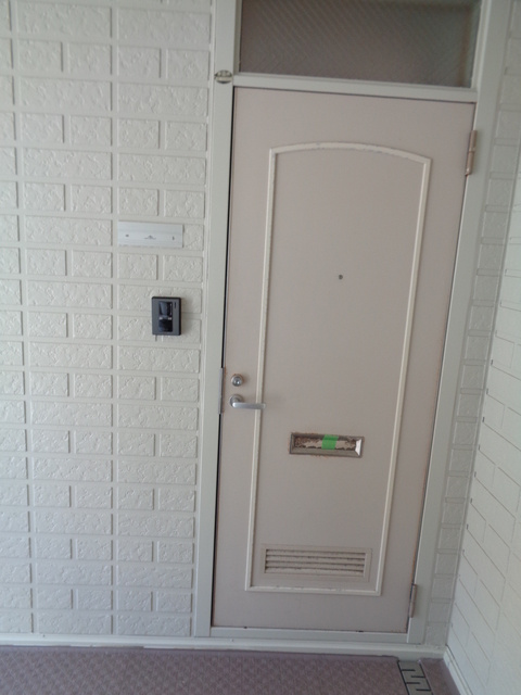 平塚市桃浜町のアパートのロビー