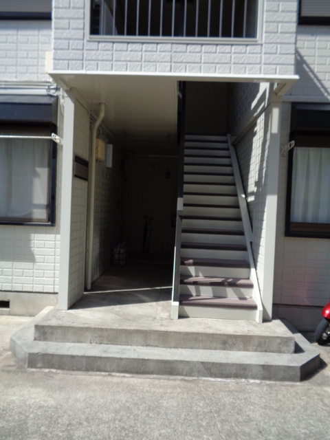 平塚市桃浜町のアパートのエントランス