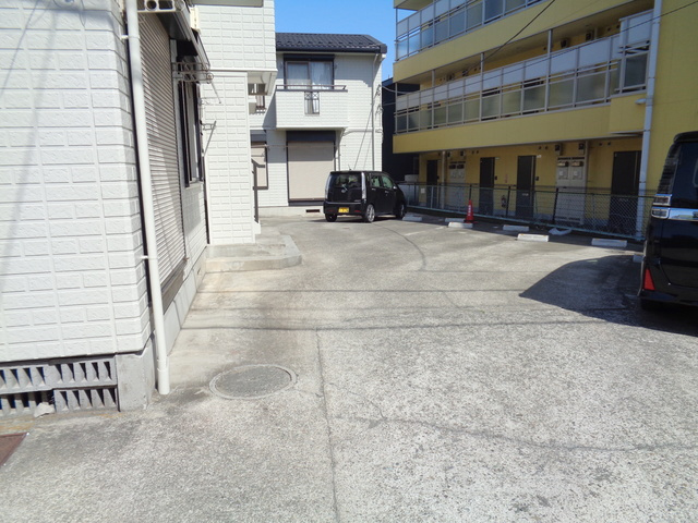 平塚市桃浜町のアパートの駐車場