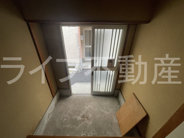 東大阪市山手町貸家の玄関|収納もある玄関です