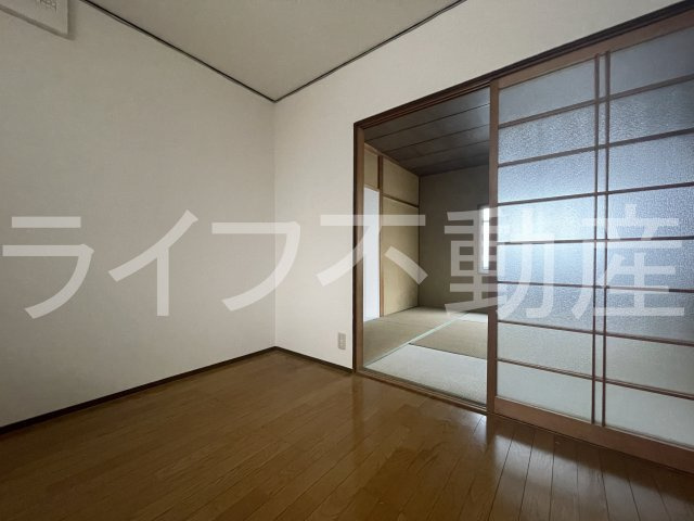 東大阪市山手町貸家の居間・リビング|ゆったりとしたリビングです