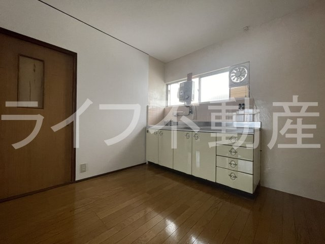 東大阪市山手町貸家の居間・リビング|使いやすい居間です